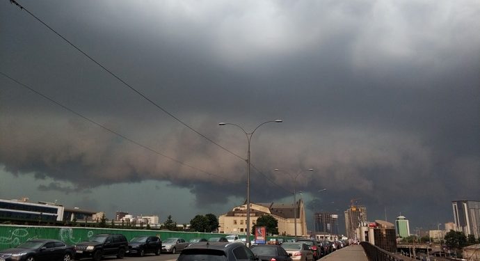 На Київ і область суне гроза