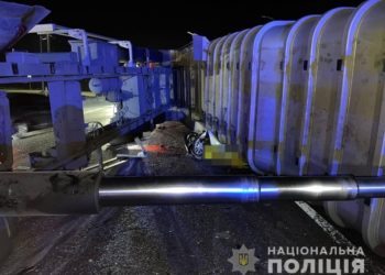 На окружній Харкова фура зі щебенем перекинулась і розчавила таксі, в якому було троє людей (фото)