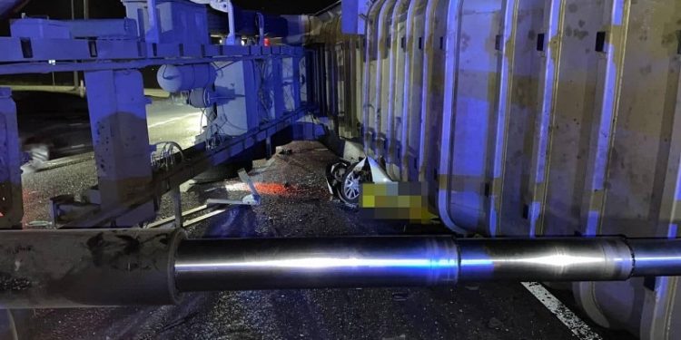 На окружній Харкова фура зі щебенем перекинулась і розчавила таксі, в якому було троє людей (фото)