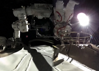 Китайська астронавтка вперше вийшла у відкритий космос