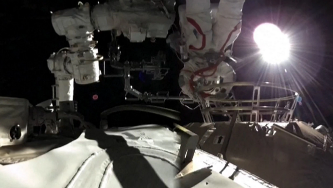 Китайська астронавтка вперше вийшла у відкритий космос