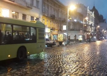 У Львові водій маршрутки збив двох жінок і втік з місця ДТП з тілом загиблої на кузові (відео)