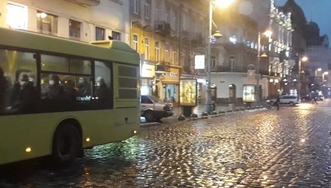 У Львові водій маршрутки збив двох жінок і втік з місця ДТП з тілом загиблої на кузові (відео)