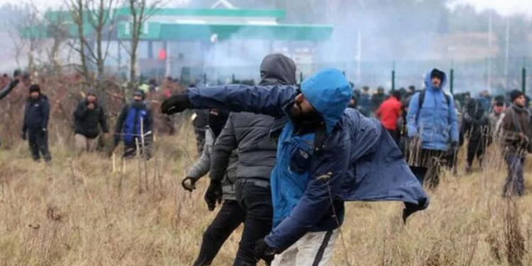 Під час сутичок з мігрантами постраждали 7 польських поліцейських, солдат і прикордонниця