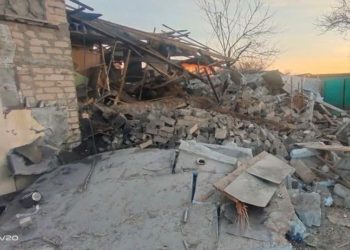 Через обстріл окупантами Невельського зруйновано будинки, під завалами опинилися люди (фото)