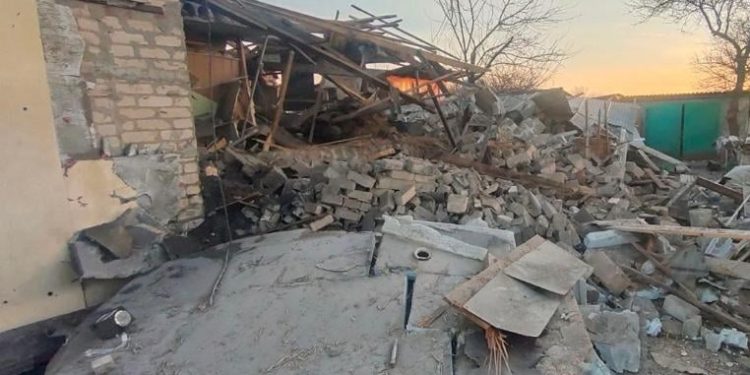 Через обстріл окупантами Невельського зруйновано будинки, під завалами опинилися люди (фото)