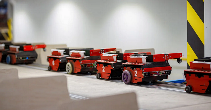 “Нова пошта” замінює сортувальників посилок на роботів (відео)