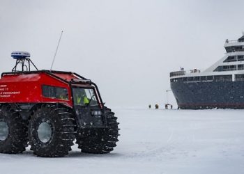 Унікальний український всюдихід почав возити туристів на Північний полюс