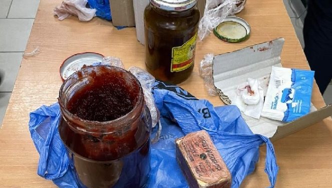 Прикордонники затримали чоловіка, який намагався вивезти з Криму вибухівку в банці з варенням (фото)