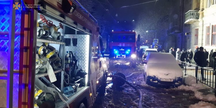 У житловому будинку у Львові вибухнув газ, є постраждалі (відео)