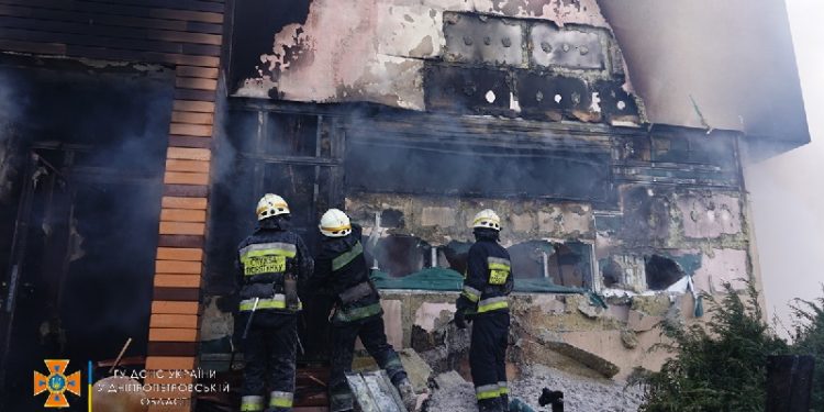 У центрі Дніпра через “Теслу” згорів двоповерховий особняк (відео)