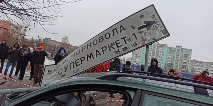 У Луцьку підлітки на Renault Megane втікали від поліції і збили 4 пішоходів на переході (відео)