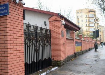 У генконсульство Росії у Львові кинули “коктейль Молотова”