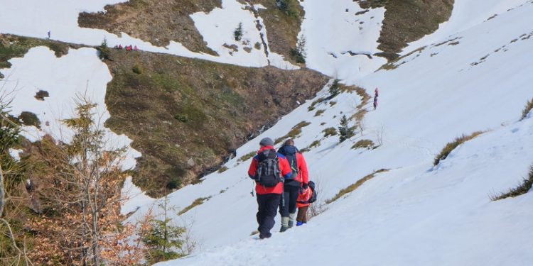 Троє закарпатців учора заблукали в горах на снігоходах, одного досі шукають (відео)
