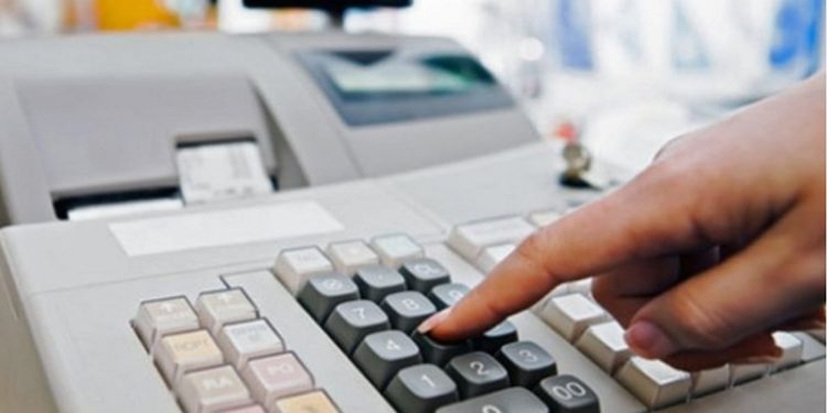 Кабмін дозволив торгівлі у селах працювати без касових апаратів