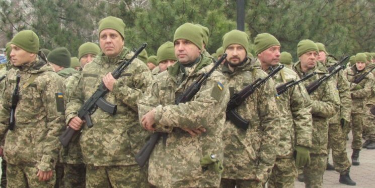 Кожен третій українець готовий взяти зброю до рук в разі нападу Росії, – опитування