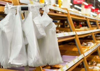 За пластикові пакети у супермаркетах з лютого доведеться платити 2-3 гривні