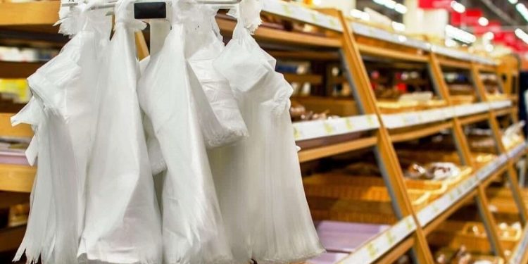 За пластикові пакети у супермаркетах з лютого доведеться платити 2-3 гривні