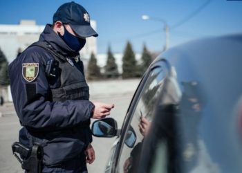 МВС ініціювало запровадження штрафів за літні шини взимку та постійно ввімкнені фари