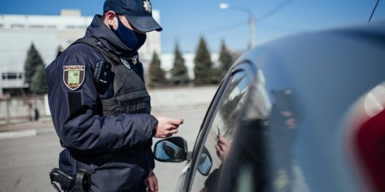 МВС ініціювало запровадження штрафів за літні шини взимку та постійно ввімкнені фари