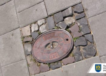 У Львові зірвало пожежний гідрант, фонтан сягав семи метрів (відео)