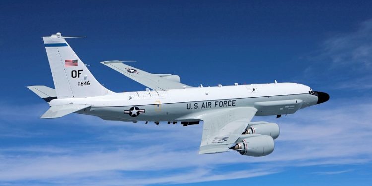 Розвідувальний літак ВПС США вперше кілька годин літав над Україною