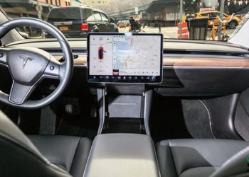 У Франції після загадкового ДТП служба таксі зупиняє використання Tesla