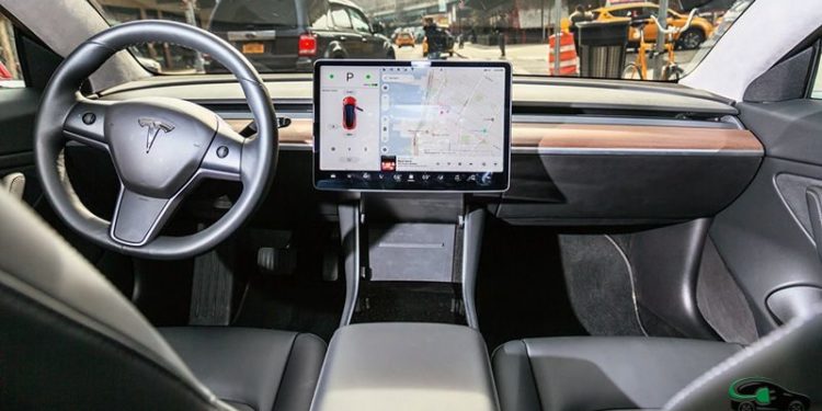 У Франції після загадкового ДТП служба таксі зупиняє використання Tesla