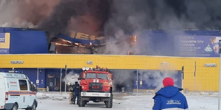 У Росії стався другий за тиждень вибух феєрверків у переповненому людьми гіпермаркеті (відео)