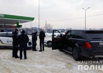 На Буковині п’яний молодик на “Рендж Ровері” обстріляв зупинку з людьми і втік