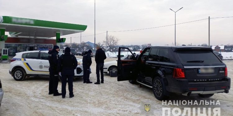 На Буковині п’яний молодик на “Рендж Ровері” обстріляв зупинку з людьми і втік