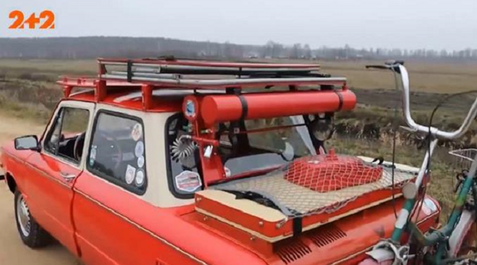 Умілець із Білорусі переобладнав “Запорожець” у дім на колесах (відео)