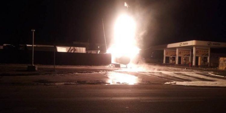 На Полтавщині бус влетів у цистерну з газом на АЗС і згорів (відео)