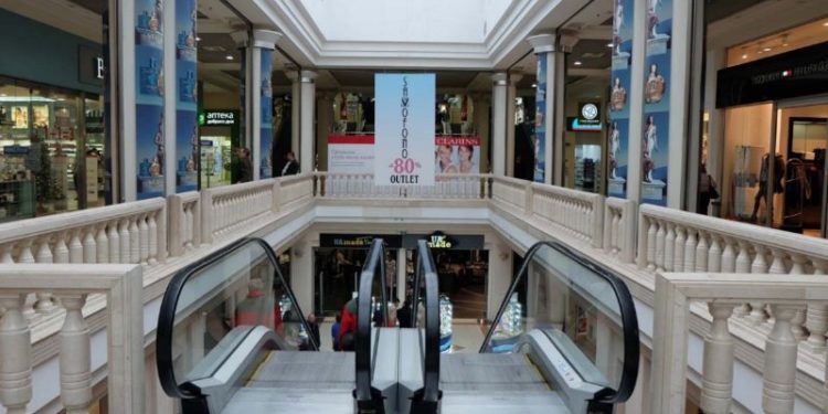 Поліція перевіряє всі торговельні центри у Києві через “замінування”