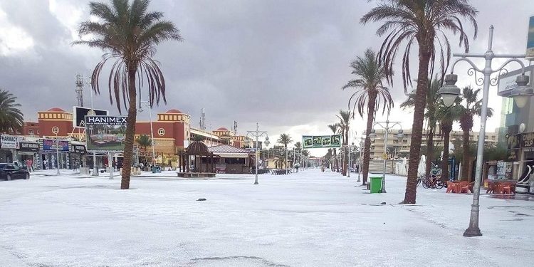 У Єгипті випав сніг, популярний курорт засипало градом з перепелине яйце (відео)
