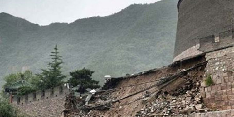 Через землетрус впала частина Великої китайської стіни