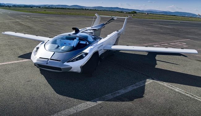 Летючий автомобіль отримав сертифікат придатності у Словаччині (відео)