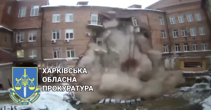 У Харкові обвалилася 4-поверхова будівля, момент потрапив на камери (відео)