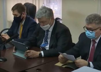 Прокурори вимагають для Порошенка арешт під заставу в мільярд гривень