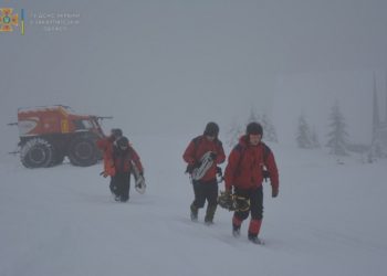 На Закарпатті групу туристів накрило лавиною