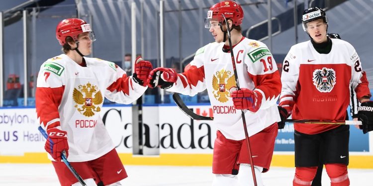 Молодіжну збірну Росії з хокею зняли з рейсу через пиятику і відмову надягнути маски