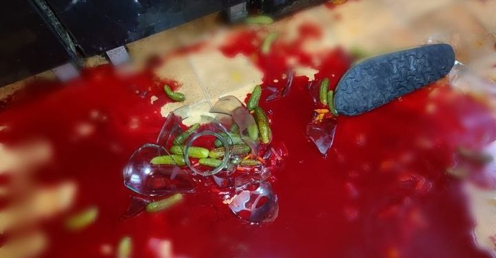 У Білій Церкві чоловік випадково розбив банку з огірками і помер від втрати крові