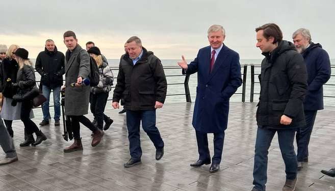 Ахметов і Новінський гуляють Маріуполем. Увечері в місті чекають на приїзд Зеленського