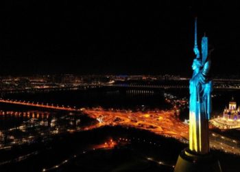 Монумент Батьківщини-Матері в Києві підсвітили кольорами державного прапора