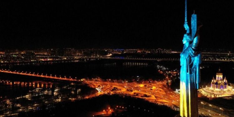 Монумент Батьківщини-Матері в Києві підсвітили кольорами державного прапора