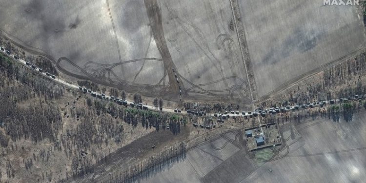 Супутники зафіксували величезну колону військової техніки РФ біля Києва