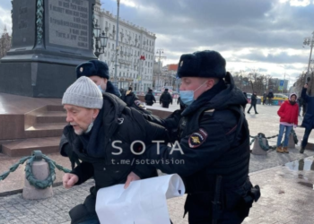 У Москві за протест проти війни з Україною затримали 80-річного правозахисника