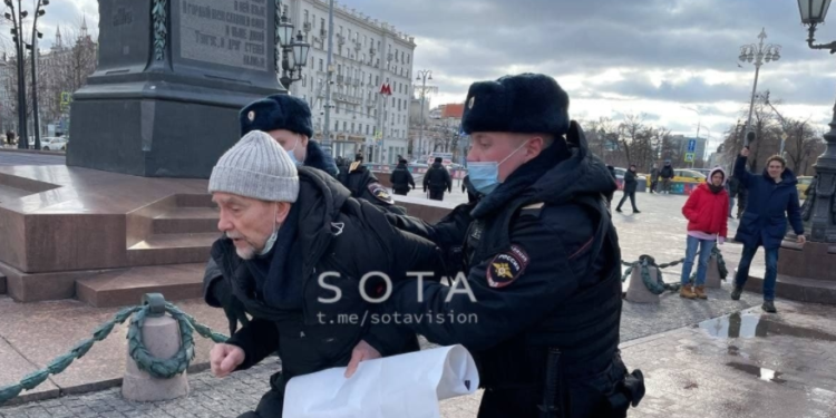 У Москві за протест проти війни з Україною затримали 80-річного правозахисника