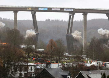 У Німеччині підірвали старий автомобільний міст заввишки 70 метрів (відео)