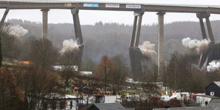 У Німеччині підірвали старий автомобільний міст заввишки 70 метрів (відео)